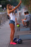 Стройная девушка в шортиках в парке