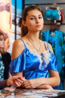 девушка на выставке Текстильлегпром 2013