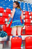 Девушка чирлидер на стадионе