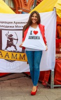 девушка Кавказа на улицах Москвы