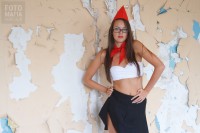 Модель в мини на высоких каблуках