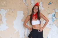 Девушка позирует в чулках
