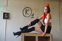 Девушка позирует в чулках