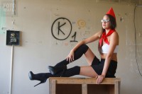 Модель в мини на высоких каблуках