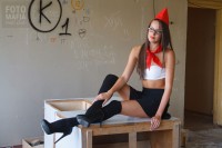Модель в мини на высоких каблуках
