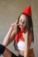Девушка позирует в чулках
