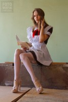 Школьница в чулках на каблуках