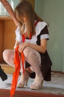 Школьницы в чулках позируют