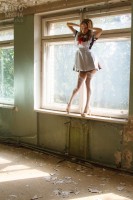 Школьница позирует в чулках и на каблуках