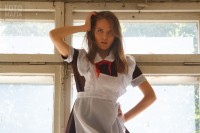 Школьница позирует в чулках и на каблуках