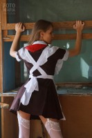Девушка позирует в костюме школьницы