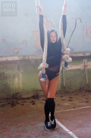 Модель в боди позирует в спортзале