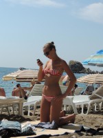 девушка в бикини на пляже