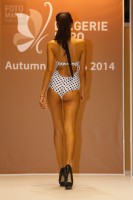 Модель на показе купальников Lingerie-Expo