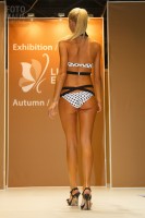 Модель в бикини на показе Lingerie-Expo 2014