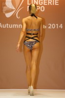 Девушка на показе бикини Lingerie-Expo