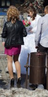 Невеста задирает платье