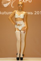 Девушка в чулках и нижнем белье на показе Lingerie-Expo