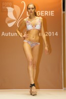 Модель в нижнем белье на выставке Lingerie-Expo