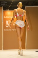 Модель в нижнем белье на выставке Lingerie-Expo