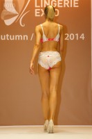 Модель в нижнем белье на выставке Lingerie-Expo