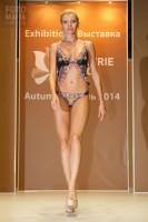 Модель на показе нижнего белья Lingerie-Expo