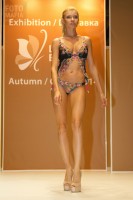 Девушка в нижнем белье на выставке Lingerie-Expo 2014