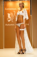 Модель в нижнем белье на выставке Lingerie-Expo 2014