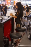 Фотоохота на девушку на автосалоне