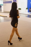 Модель в мини на высоких каблуках