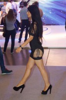 Модель в мини на высоких каблуках