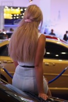 Модель в прозрачном платье на каблуках