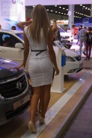 Девушка на высоких каблуках в мини