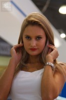 Модель в мини на выставке ММАС