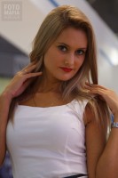 Модель в мини на выставке ММАС