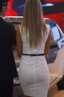 Девушка в обтягивающем и на каблуках