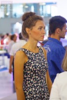 Посетительница выставки в коротком платье