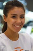Модель улыбается на автосалоне в Москве