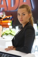 Модель на автосалоне в Москве