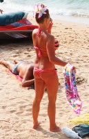 девушка на пляже в бикини