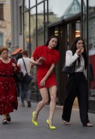 Девушка на шпильках и в мини на улице