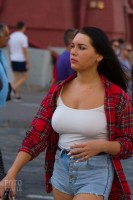 Фотоохота на девушку с большой грудью