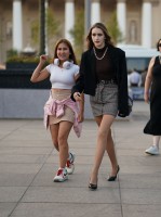 Девушка в мини и в туфлях