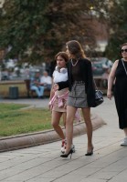 Девушка в мини и в туфлях