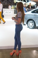 Фотоохота на девушку в джинсах и на каблуках