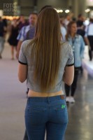 Фотоохота на девушку в джинсах и на каблуках