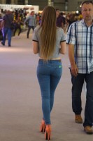 Фотоохота на девушку в джинсах и на каблуках