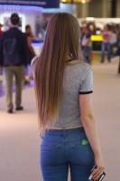 Фотоохота на девушку в джинсах и на каблуках