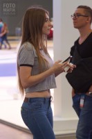 Фотоохота на девушку в джинсах и на каблуках