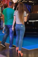 Девушка на каблуках в джинсах